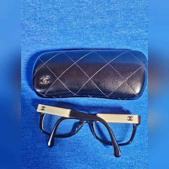 CHANEL glasses in black and cream W Quilted Lambskin Black Leather Case VINTAGE - Picture 2 of 16